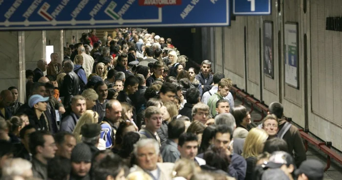 Băiatul îi îndeamnă pe bucureşteni să circule civilizat FOTO Mediafax