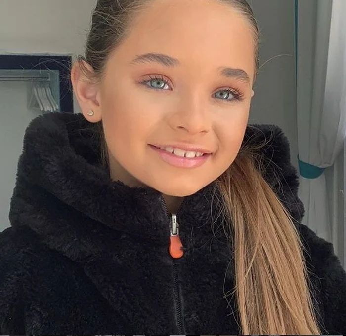 Maya îi calcă pe urme mamei sale 