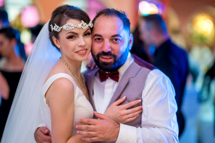 
    Nick de la N&D și colega lui de trupă au făcut show la nuntă  