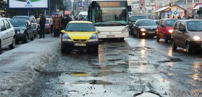 Craterele de pe străzile din zona Orizont îi deranjează atât pe pietoni, cât şi pe şoferii nevoiţi să le traverseze