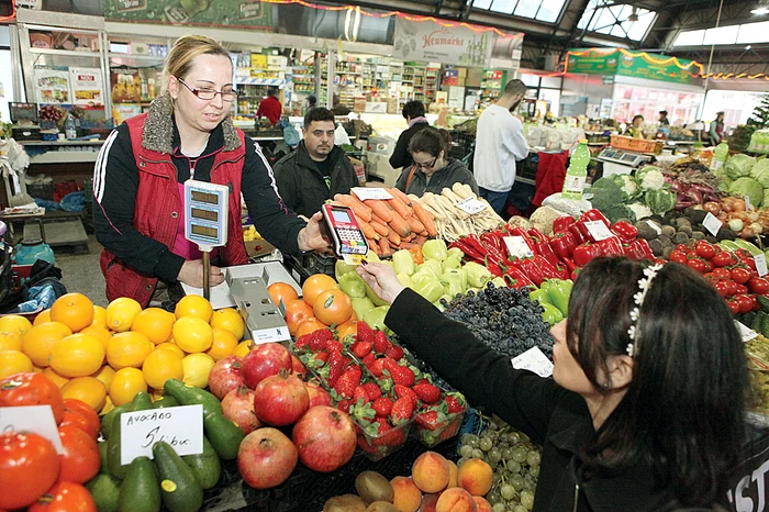 În Hala Traian, îţi poţi achita cumpărăturile cu cardul