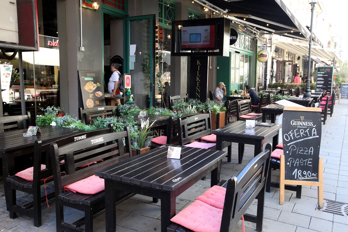 
    Doar cei vaccinaţi sau trecuţi prin boală vor putea merge în restaurante,  în localitățile cu rată de infectare cu peste 6 la miefoto: Click!  