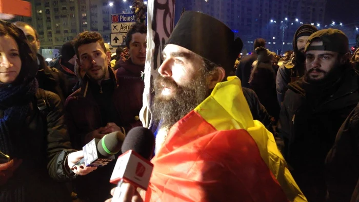 Preot la Protest FOTO Mircea Barbu