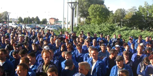 Angajaţii de la Oltchim  care au un salariu mai mic decât mediu pe economie, vor primi ajutoare sociale de urgenta