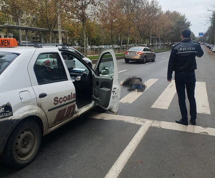 
    Polițistul examinator a coborât din mașină ca să vadă care este motivul pentr care individul s-a întins pe trecerea de pietoniFoto: Click!  