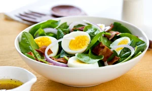 Salată cu spanac, bacon prăjit și ou jpeg