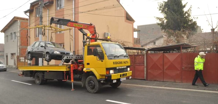 Poliţiştii locali cu ochii pe autoturismele parcate neregulamentar FOTO Corina Macavei