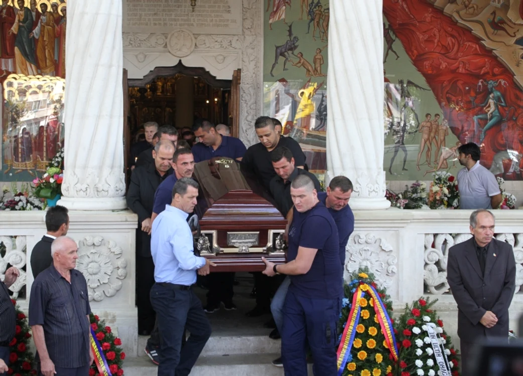 
    Înmormântarea lui Vadim Tudor: Zeci de oameni s-au urcat pe morminte Foto: Tatiana Solomon  