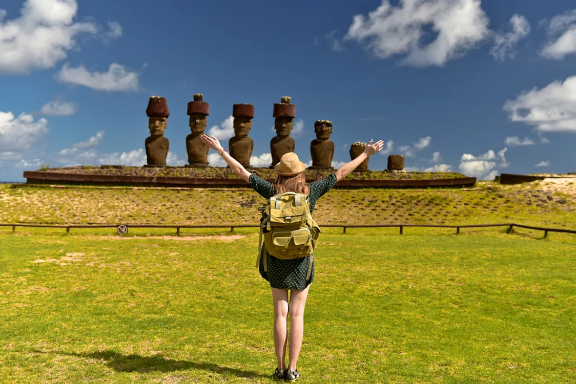 Turistă în Insula Paştelui Foto Shutterstock