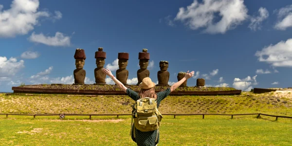 Turistă în Insula Paştelui Foto Shutterstock