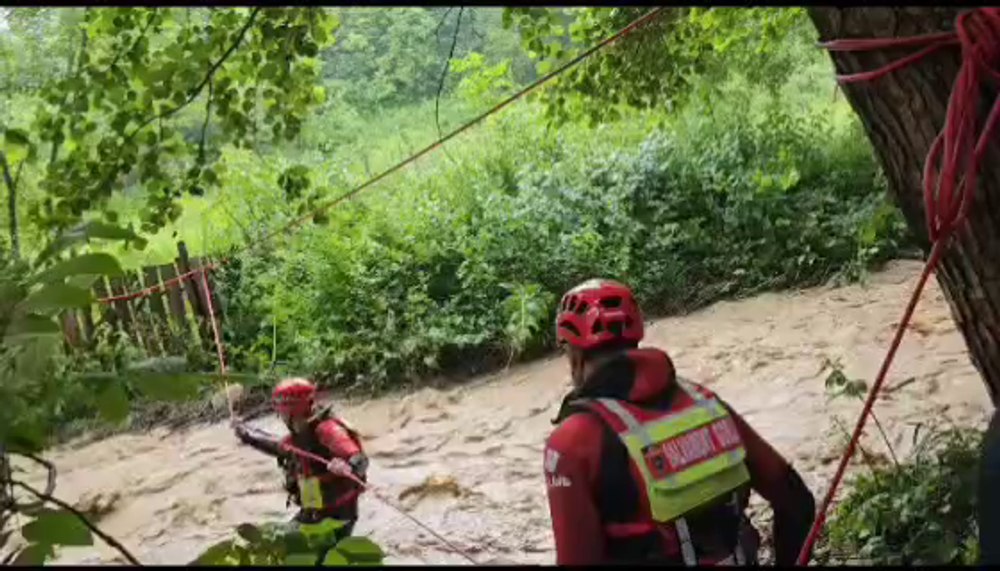 Salvarea unei persoane prinse de viitură în Gorj. Acțiune spectaculoasă ISU-Salvamont VIDEO 
