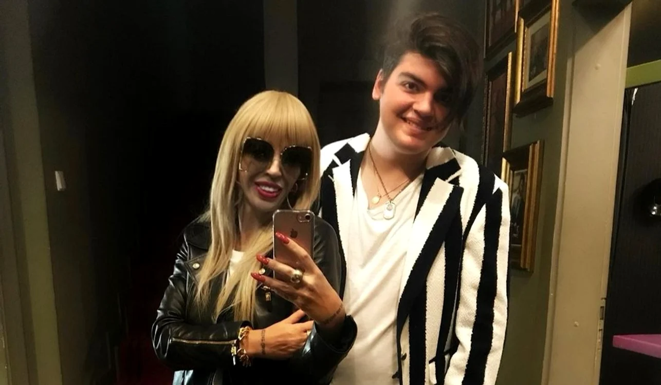 Raluca Bădulescu alături de fiul ei, Alexandru 