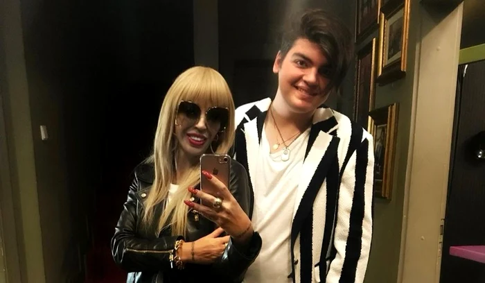 Raluca Bădulescu alături de fiul ei, Alexandru 