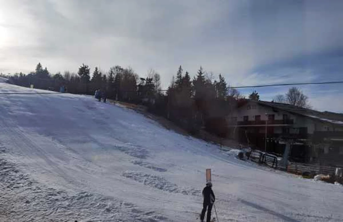 Puţina zăpadă de pe pârtii este artificială Sursă Foto Superski Cavnic