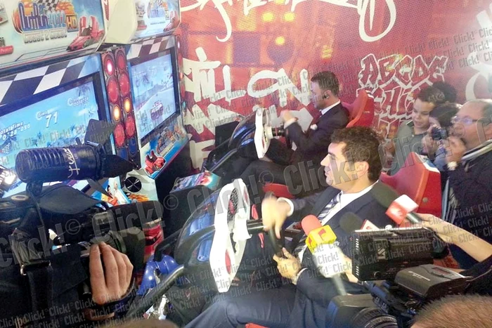 Oana Lis s-a pictat  pe faţă, la fel ca  şi nepoţica ei (Fotografii: Sorin Puiu)