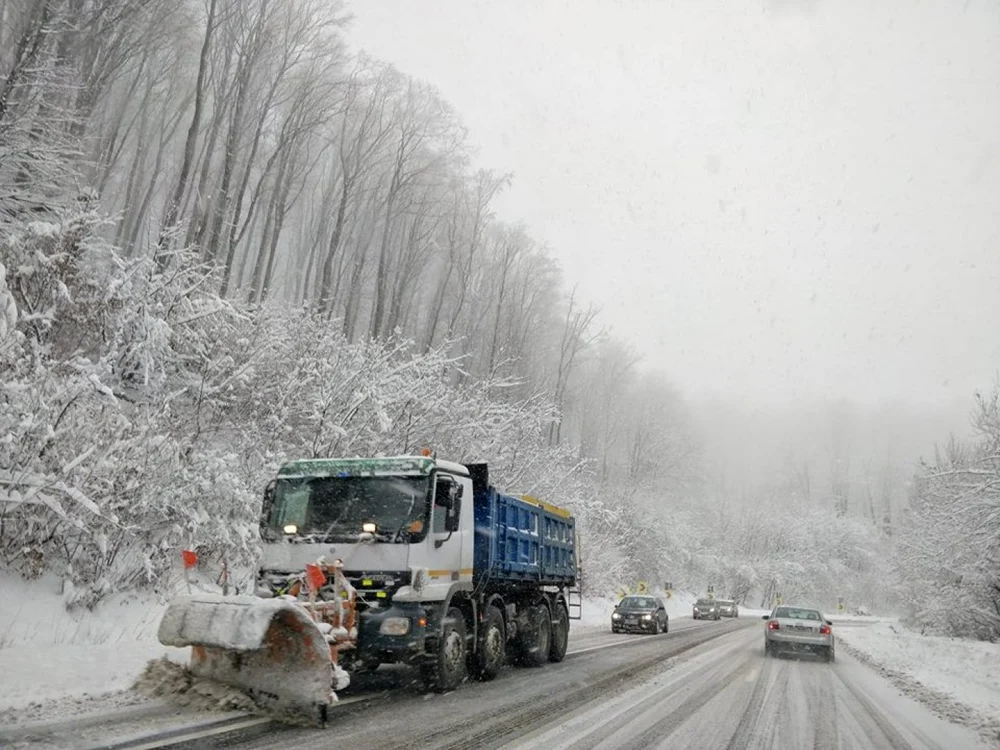 Circulaţia pe DN1 A este oprită pentru TIR-uri din cauza stratului gros de zăpadă FOTO Arhivă