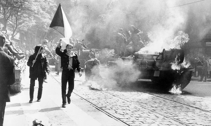 Dezbatere „Historia” la Adevărul LIVE: 50 de ani de la invadarea Cehoslovaciei  Cât de aproape a fost România de a fi ocupată sovietici? jpeg