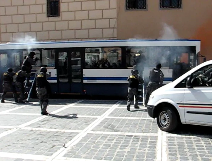 Moment dintr-un exerciţiu demonstrativ de la Ziua Poliţiei, în Piaţa Sfatului