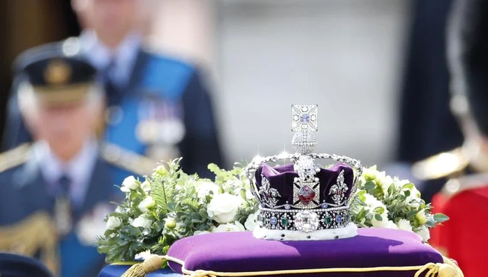 Coroana imperială, expusă pe sicriul reginei Elisabeta a II-a Foto EPA EFE