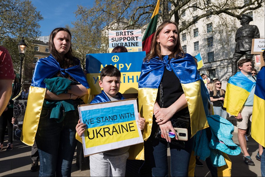 Atitudinea față de refugiații ucraineni în Polonia și Marea Britanie. Între discurs și practică