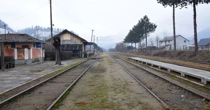 Gara unde oprea Săgeata Albastră este pustie. Trei angajaţi încă mai mişună prin zonă şi păzesc clădirea goală