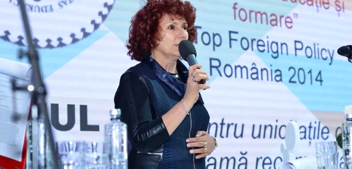 În cadrul Galei FP România 2015, Liceul Lauder-Reut, reprezentat de doamna Tova Ben Nun-Cherbis, a primit Premiul FPR 2015 pentru Educaţie, pentru unicităţile din programa sa - de replicat şi în alte şcoli şi licee din ţară. (Foto: Sorin Stana)