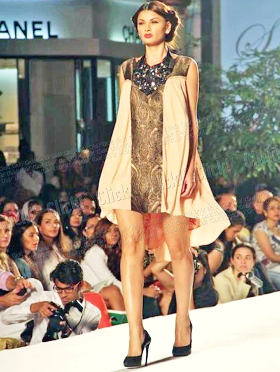 A primit multe cadouri  şi flori de la prieteni (Fotografii: Arhivă personală)