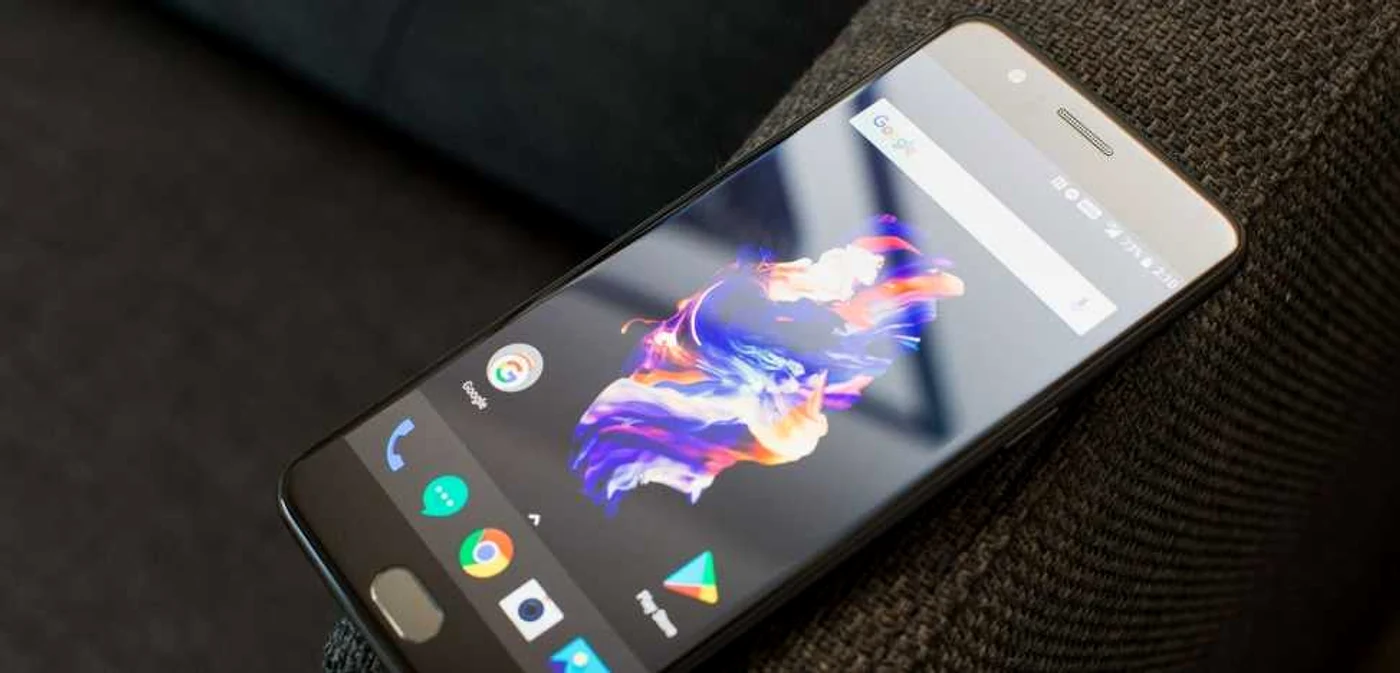 OnePlus 5 păstrează ecranul la aceleaşi dimensiuni şi rezoluţie. FOTO The Verge