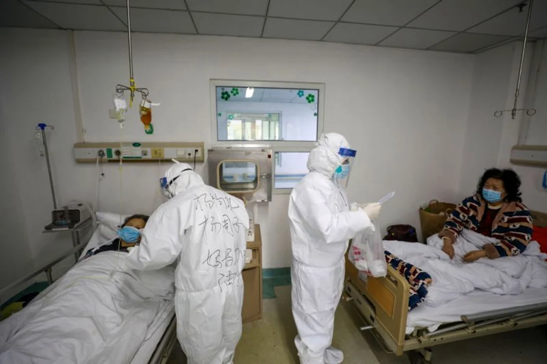 Un tratament folosind plasmă colectată din sângele persoanelor care s-au recuperat din noul coronavirus crește speranțele unei vindecări după ce medicii chinezi au descoperit că a ajutat pacienții bolnavi de criticăgulfnews.com