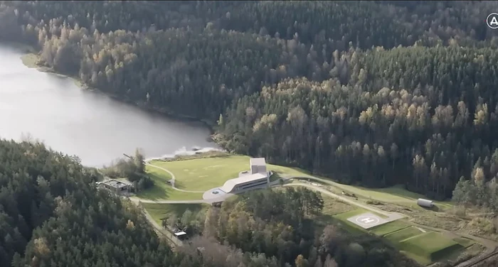 Reședința se află aproape de granița cu Finlanda Captură video YouTube/ Dossier Center