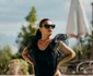 Mădălina Crețan se bucură atunci când e soare afară și vreme frumoasă pentru că îi place să stea să se bronzeze în curte