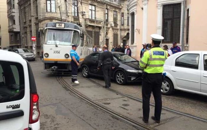 Maşina parcată parţial pe linia de tramvai a blocat traficul în zonă      FOTO&VIDEO: Florin Ghioca