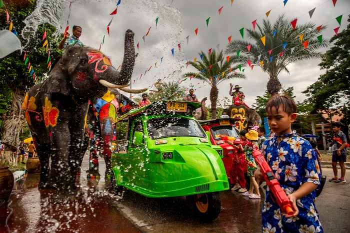 Elefanți și copii la festivalul Songkran din Thailanda