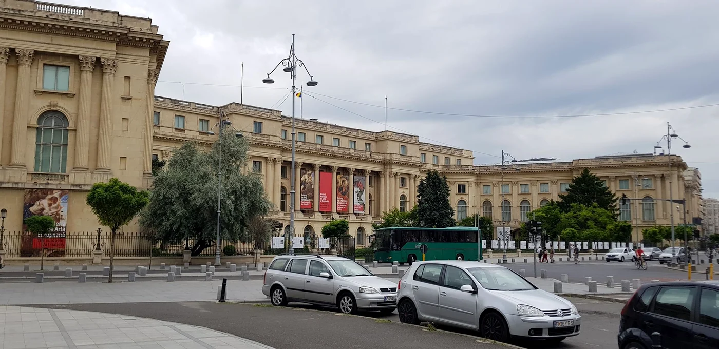
    Fostul Palat Regal, actualul Muzeu Național de Artă, și cele două „aripi” ale sale, Kretzulescu, cea din stânga și Stirbey, în dreaptaFoto: Gabriel Peneș  