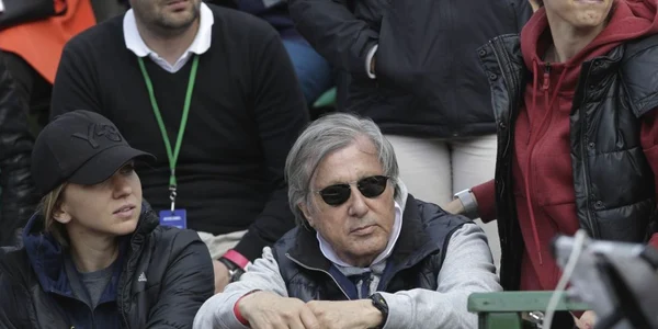 Antrenorul echipei Romaniei Ilie Nastase este escortat de pe teren şi ulterior în afara arenei în urma unei dispute cu arbitrul de scaun şi mai apoi cu alte persoane în timpul meciului de tenis dintre Sorana Cîrstea ăi Johanna Konta în cadrul Fed Cup