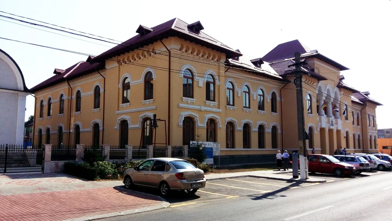 Corpul B al Colegiului Naţional Roman Vodă FOTO CNVR