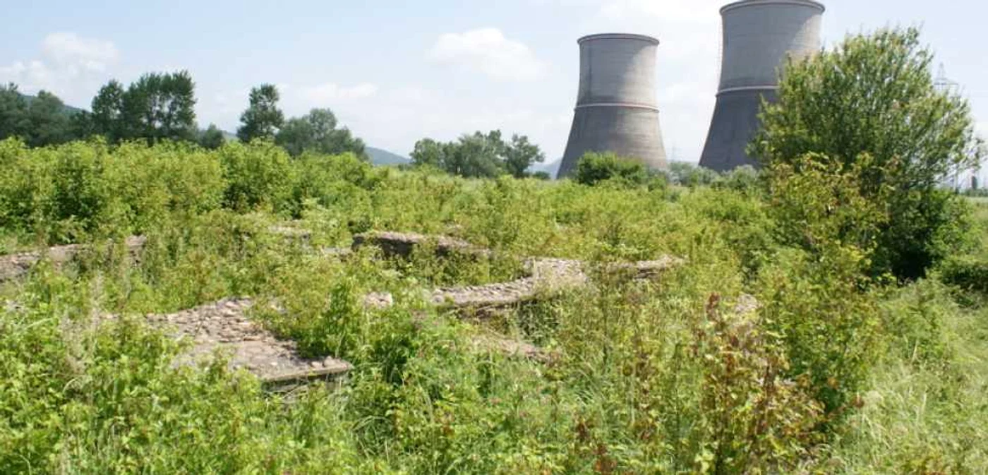 Printre ruinele paguslului Micia a fost construite turnurile de răcire de la Termocentrala Mintia.