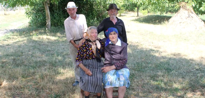 Maria Hriţcu, Adela Aionesei, Vasilică Traian şi Gheorghe Cojocaru sunt ultimii localnici ai satului ”Mihai Eminescu” FOTO Cosmin Zamfirache