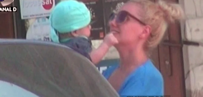 Artista şi-a ţinut tot timpul nepoţelul în braţe, de care este foarte ataşată (captură: Kanal D)