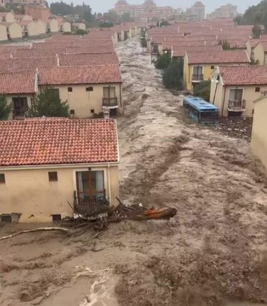 Inundații grave pe litoralul bulgăresc. Stațiunea Lozeneț, sub apă după ploile torențiale