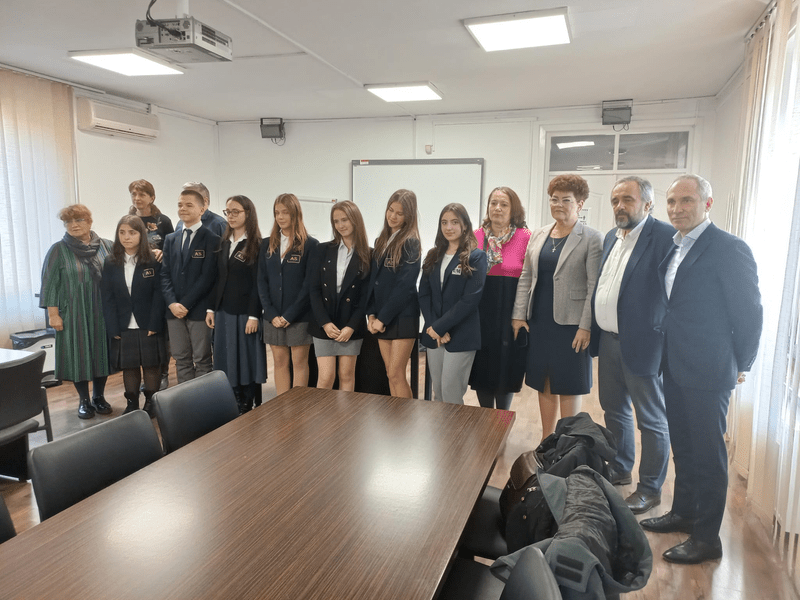 Elevii de 10 la Evaluarea Națională, premiați cu bani de Ministerul Educației. Cât contează gestul