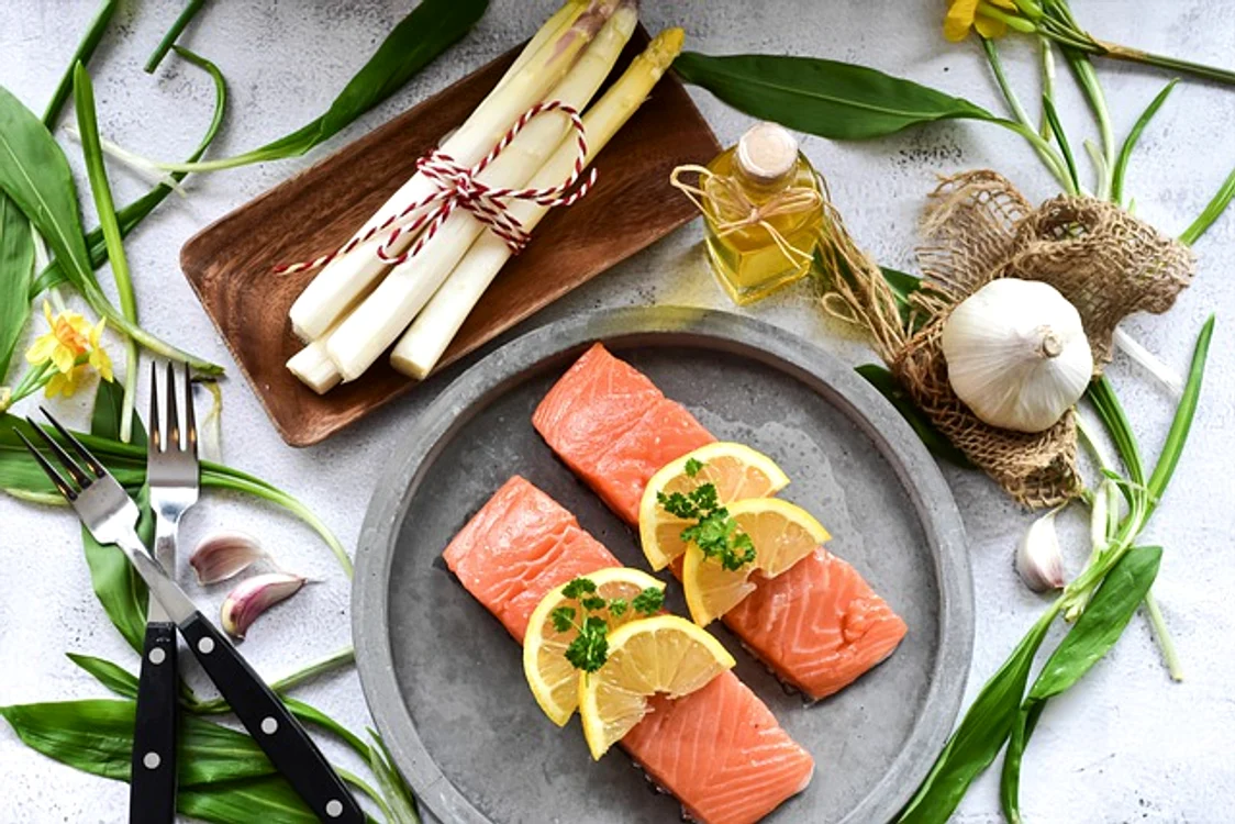 Acizii graşi Omega 3 se găsesc în cantităţi mari în peştele oceanic de tipul somonuluiFoto: pixabay.com