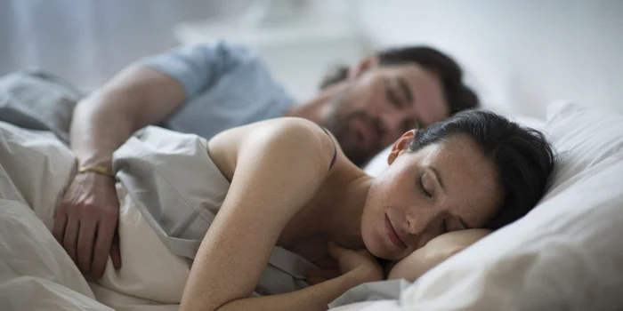 Poziţia în care dormiţi spune multe despre relaţia voastră de cupluFoto: redbookmag.com