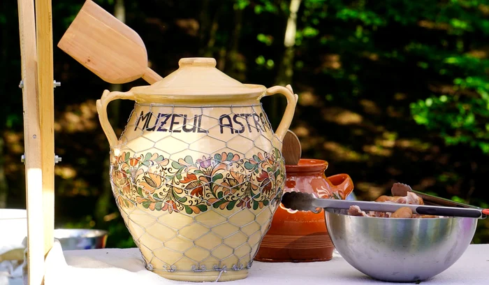 Vase tradiționale folosite pentru gătit la Noaptea Muzeelor 2025 la ASTRAArhiva Muzeul ASTRA Sibiu
