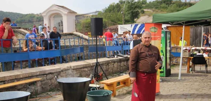 Horia Vîrlan a pregătit mâncăruri inspirate din bucătăria medievală. FOTO: Daniel Guţă. ADEVĂRUL.