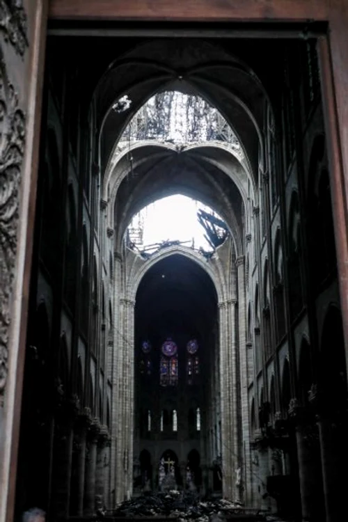 Focul a lăsat o gaură imensă în acoperiş