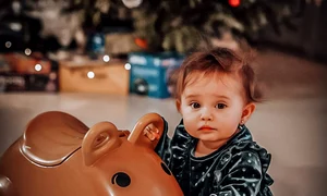 Lia, fiica Danei Rogoz, a primit un ursuleț care o va ajuta să facă primii pași jpeg