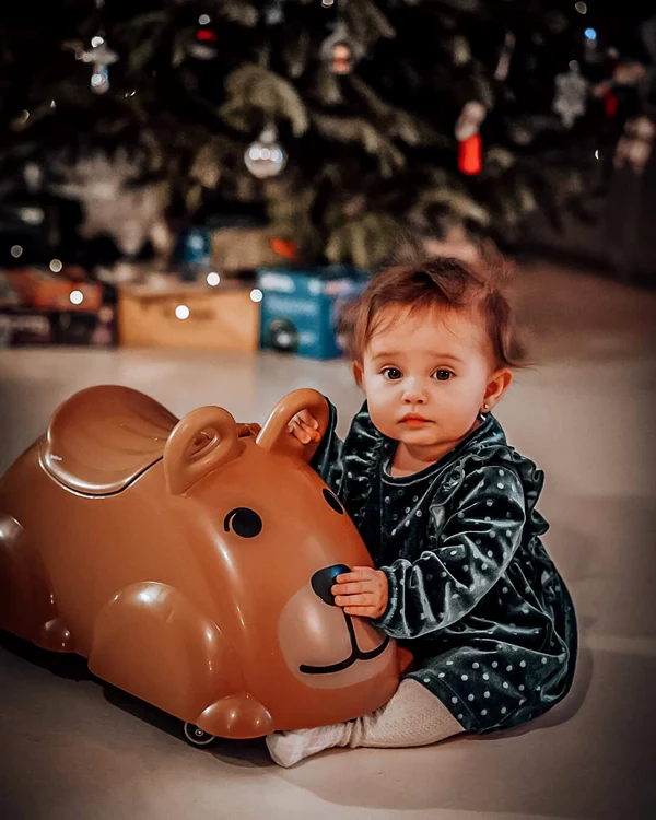 Lia, fiica Danei Rogoz, a primit un ursuleț care o va ajuta să facă primii pași