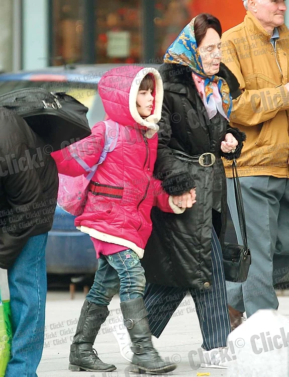 Eliza (9 ani), alături de mama ei, profesoara Adriana Iliescu (76 de ani) (FOTOGRAFII: MIHAI IONESCU)