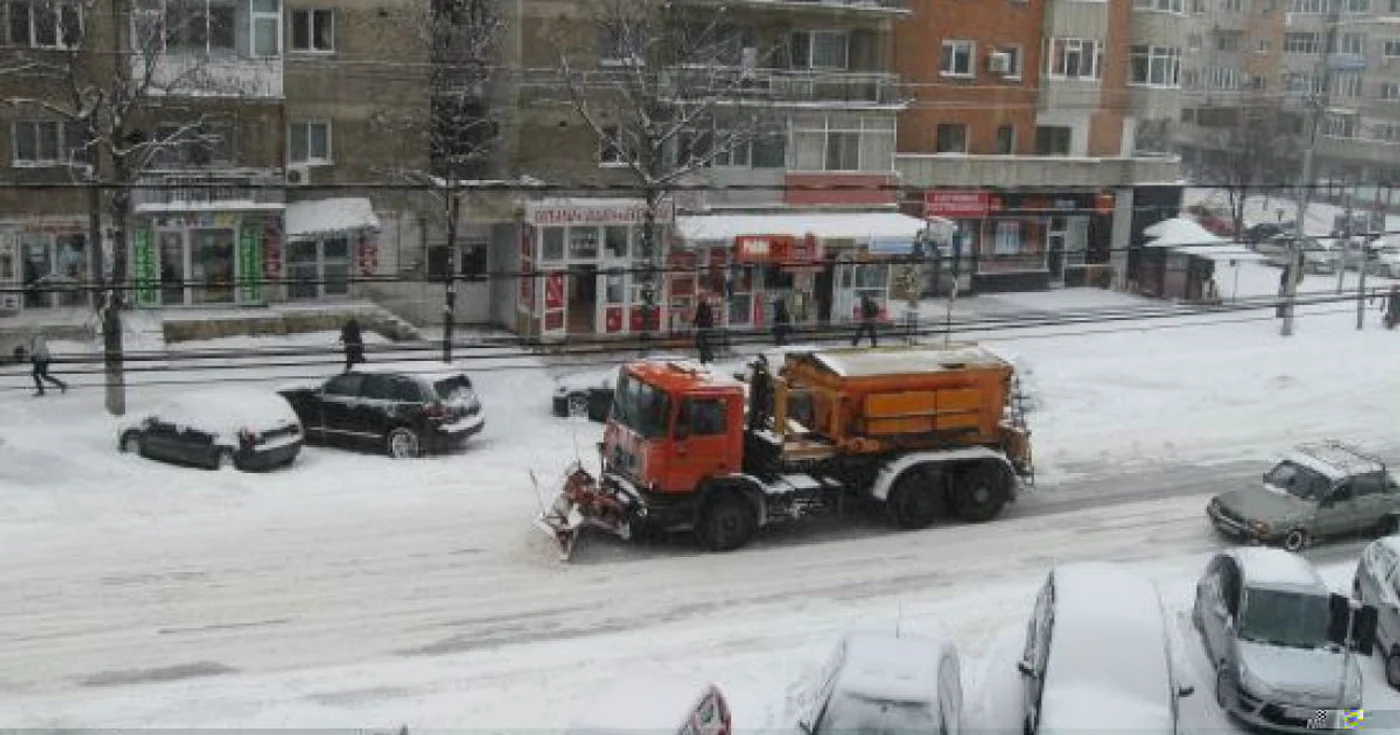 Utilajele au ieşit să cureţe străzile principale abia după ora 8.00